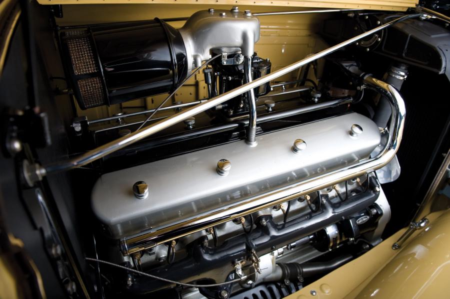 Моторный отсек Marmon Sixteen Convertible Sedan 1933 года  (фото 4 из 9)